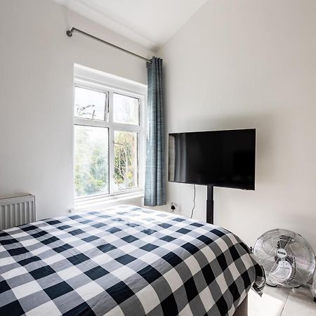 4 Bedroom House With Garden, Parking & 3 Mins Walking Distance From Train Station London Bagian luar foto