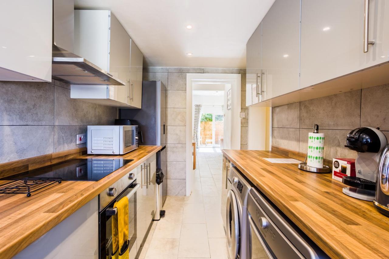 4 Bedroom House With Garden, Parking & 3 Mins Walking Distance From Train Station London Bagian luar foto