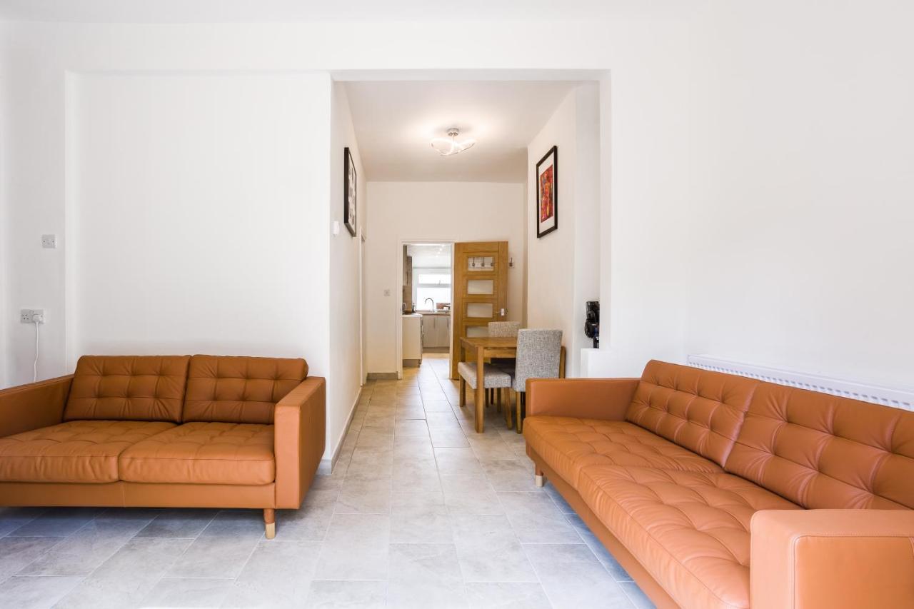4 Bedroom House With Garden, Parking & 3 Mins Walking Distance From Train Station London Bagian luar foto