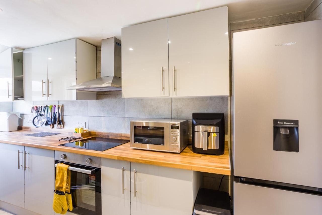 4 Bedroom House With Garden, Parking & 3 Mins Walking Distance From Train Station London Bagian luar foto