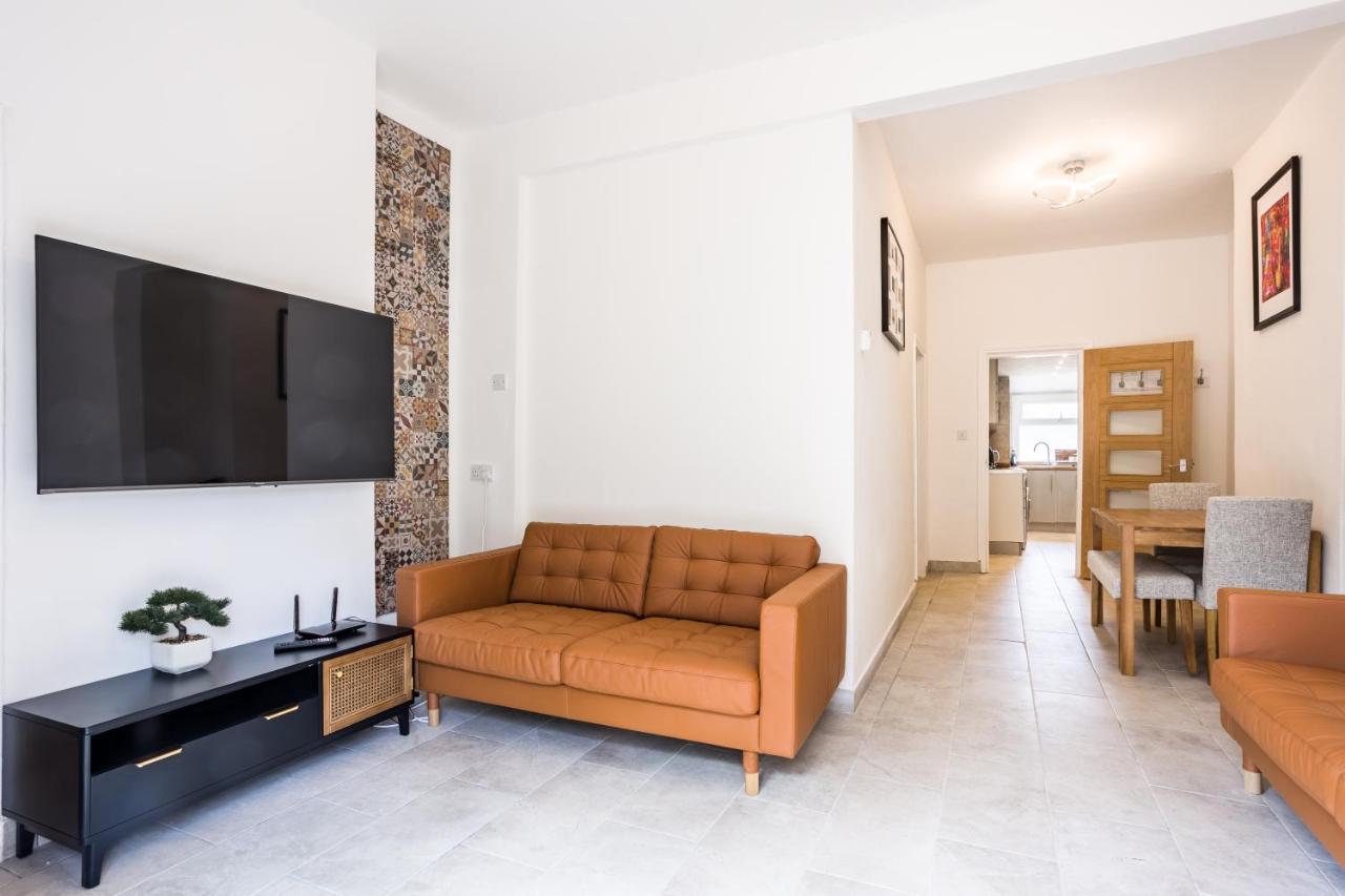 4 Bedroom House With Garden, Parking & 3 Mins Walking Distance From Train Station London Bagian luar foto
