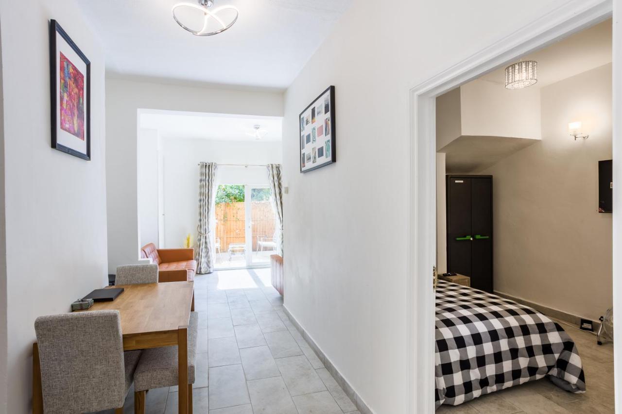 4 Bedroom House With Garden, Parking & 3 Mins Walking Distance From Train Station London Bagian luar foto