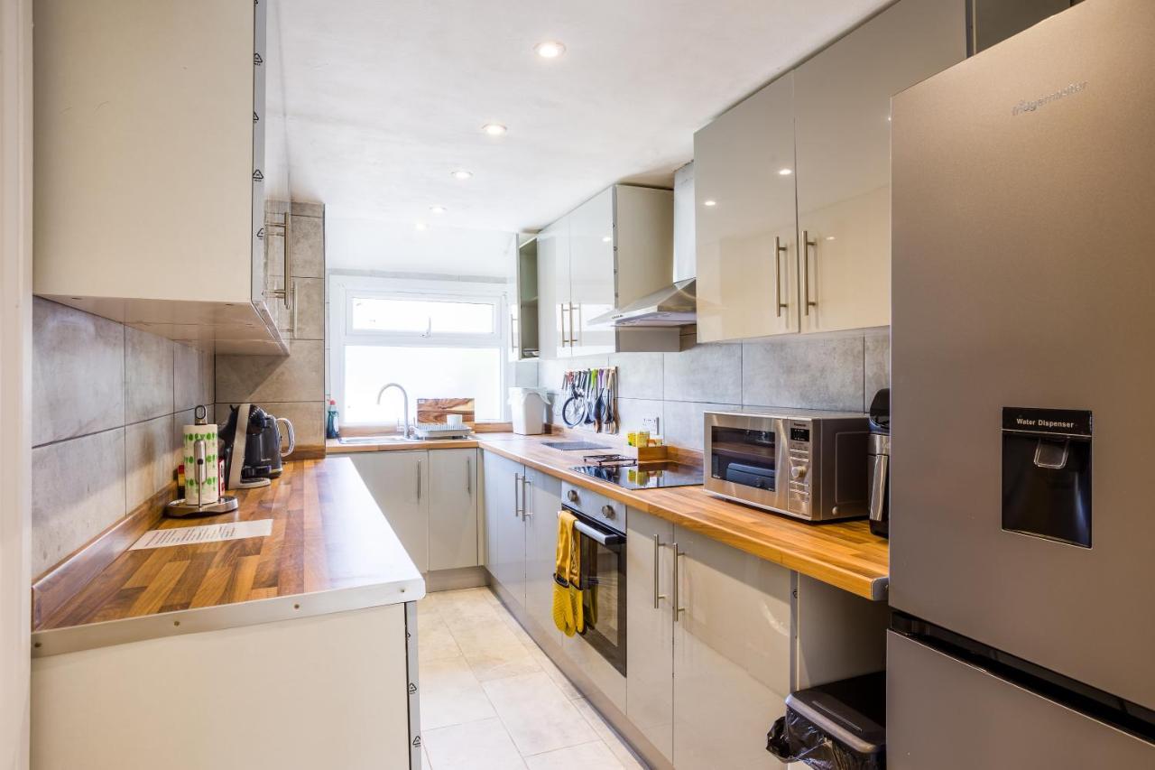 4 Bedroom House With Garden, Parking & 3 Mins Walking Distance From Train Station London Bagian luar foto