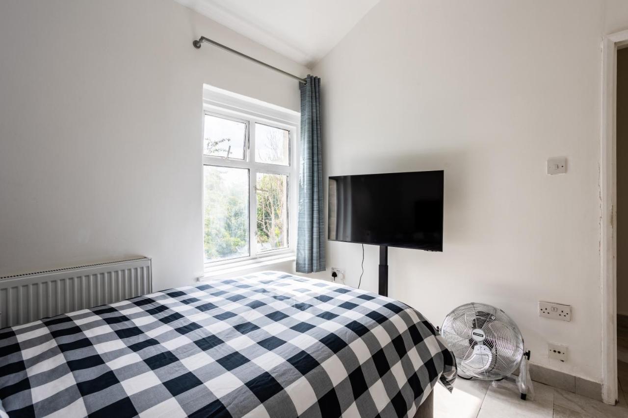 4 Bedroom House With Garden, Parking & 3 Mins Walking Distance From Train Station London Bagian luar foto