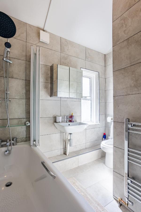 4 Bedroom House With Garden, Parking & 3 Mins Walking Distance From Train Station London Bagian luar foto