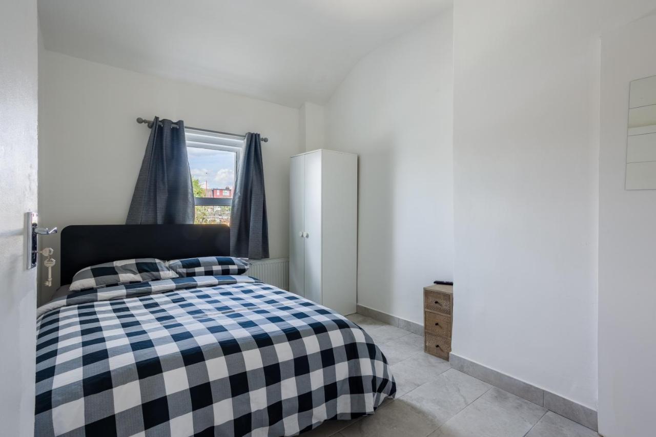4 Bedroom House With Garden, Parking & 3 Mins Walking Distance From Train Station London Bagian luar foto