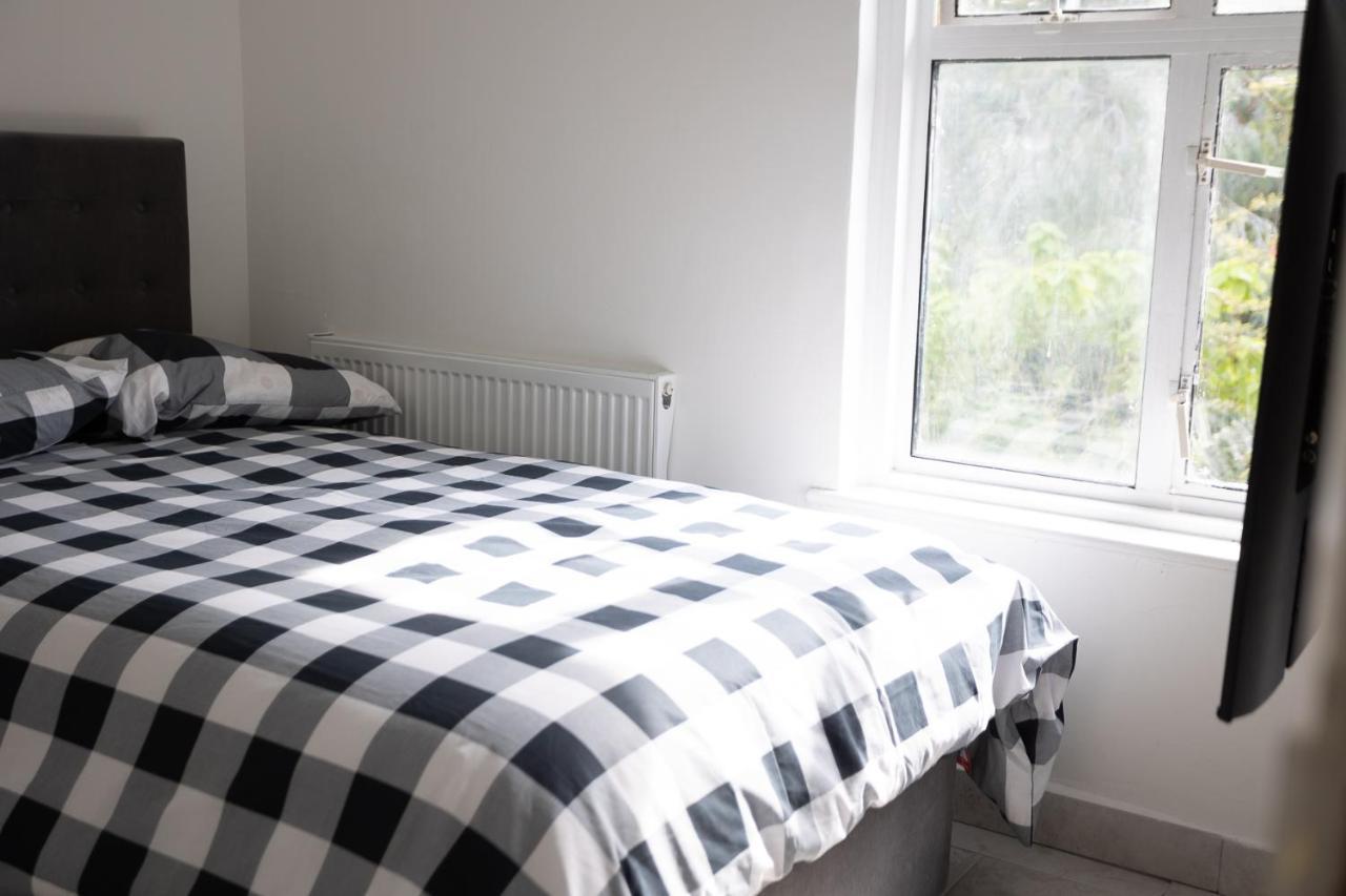 4 Bedroom House With Garden, Parking & 3 Mins Walking Distance From Train Station London Bagian luar foto