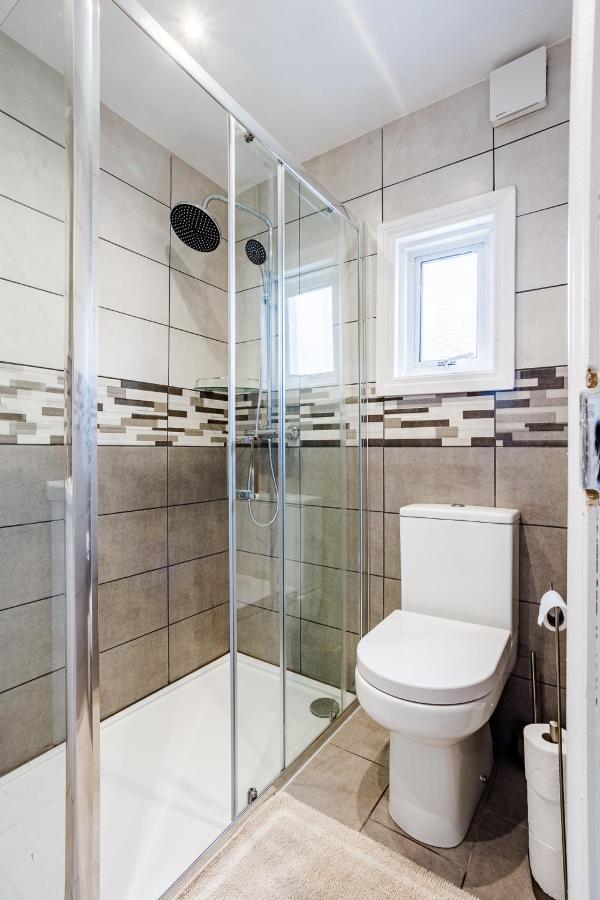 4 Bedroom House With Garden, Parking & 3 Mins Walking Distance From Train Station London Bagian luar foto