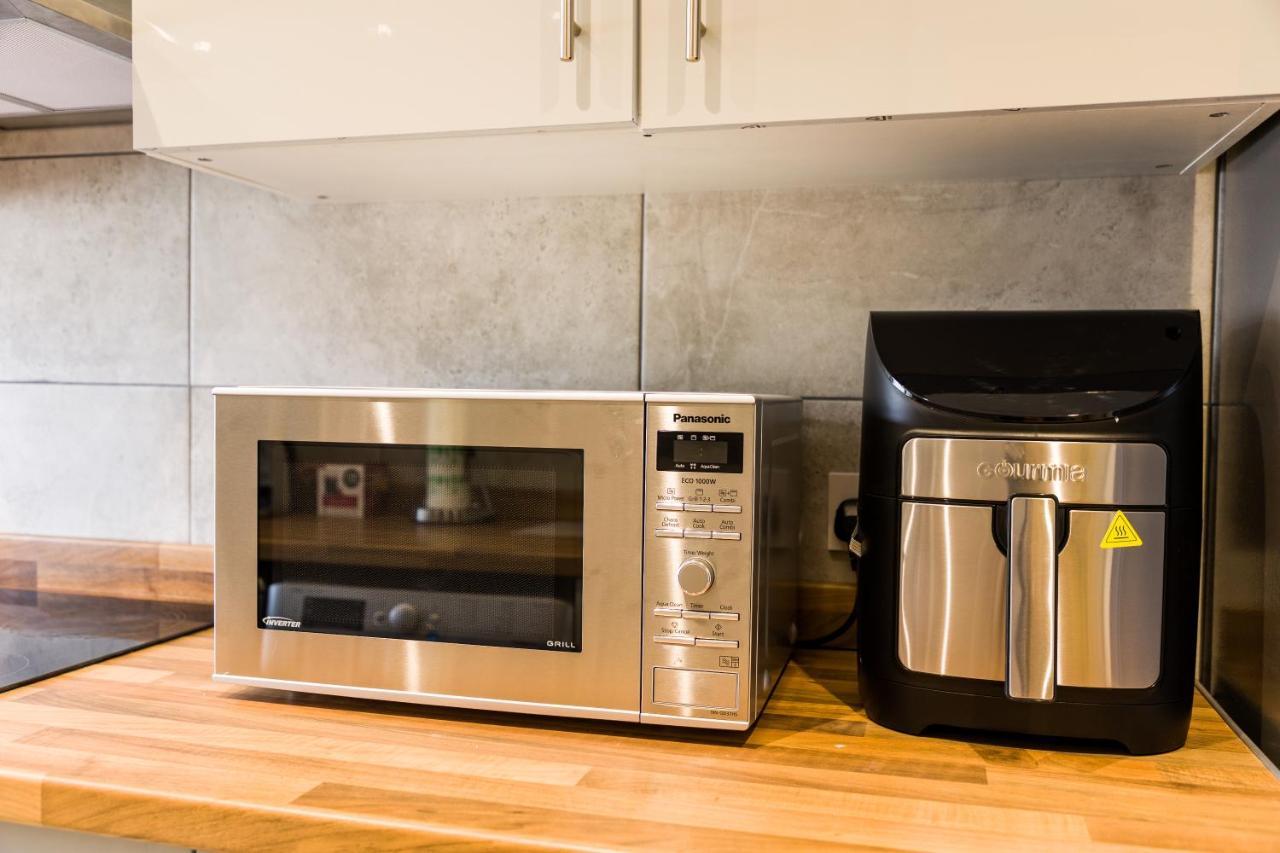 4 Bedroom House With Garden, Parking & 3 Mins Walking Distance From Train Station London Bagian luar foto