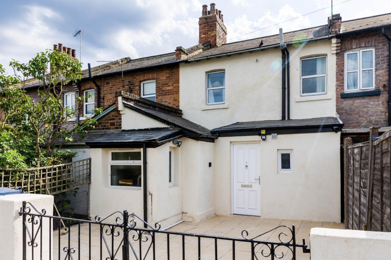 4 Bedroom House With Garden, Parking & 3 Mins Walking Distance From Train Station London Bagian luar foto