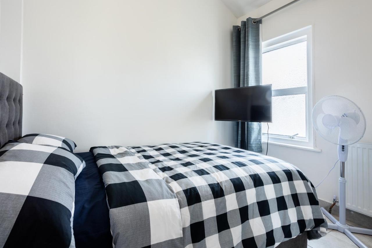 4 Bedroom House With Garden, Parking & 3 Mins Walking Distance From Train Station London Bagian luar foto