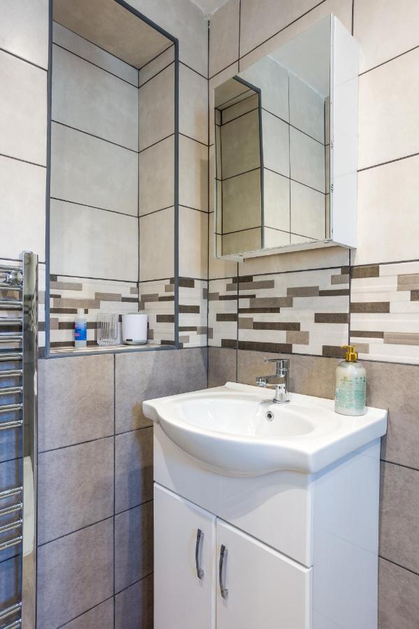 4 Bedroom House With Garden, Parking & 3 Mins Walking Distance From Train Station London Bagian luar foto