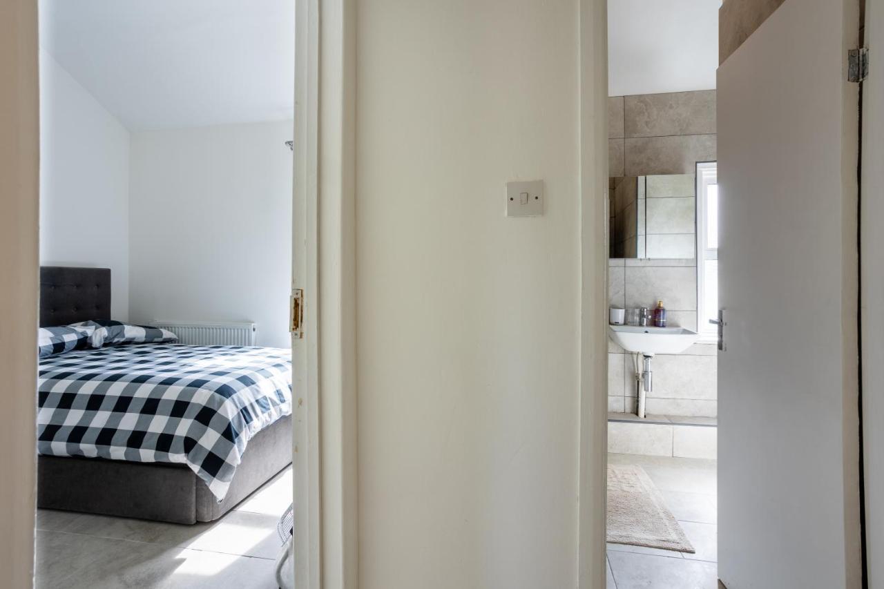 4 Bedroom House With Garden, Parking & 3 Mins Walking Distance From Train Station London Bagian luar foto