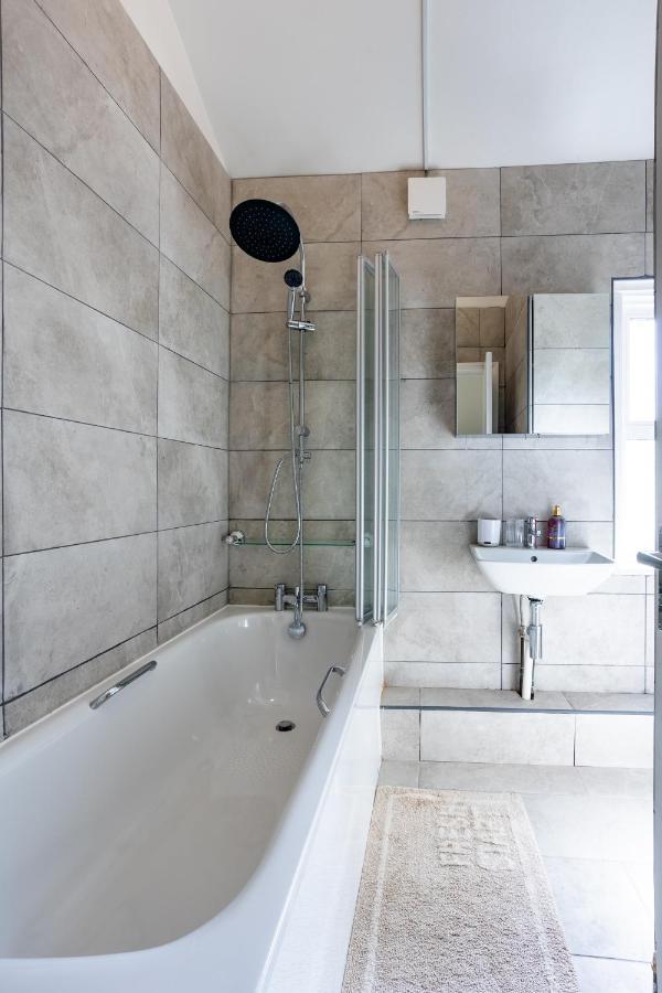 4 Bedroom House With Garden, Parking & 3 Mins Walking Distance From Train Station London Bagian luar foto