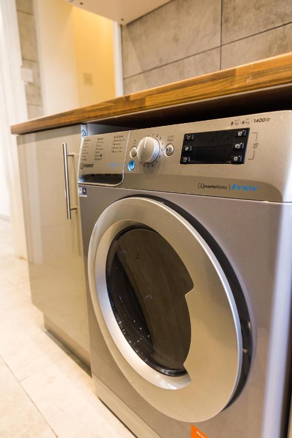 4 Bedroom House With Garden, Parking & 3 Mins Walking Distance From Train Station London Bagian luar foto