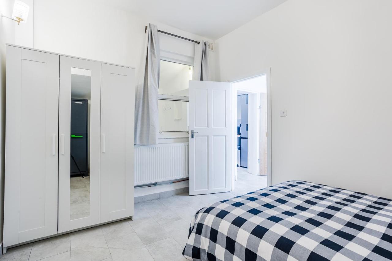 4 Bedroom House With Garden, Parking & 3 Mins Walking Distance From Train Station London Bagian luar foto