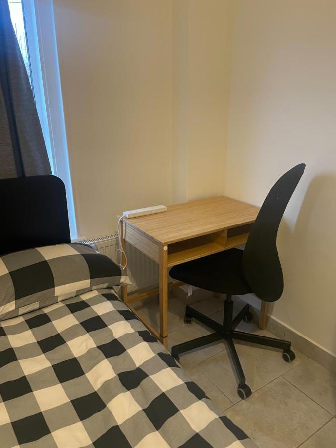 4 Bedroom House With Garden, Parking & 3 Mins Walking Distance From Train Station London Bagian luar foto